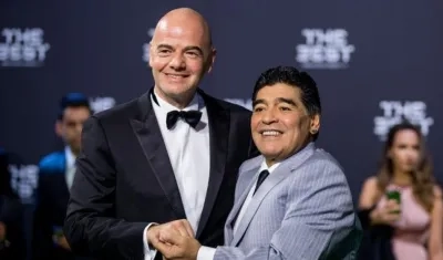 Gianni Infantino y Diego Maradona.