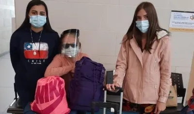 Yesica Orozco con dos de las colombianas que tuvieron que regresarse al país tras no ser admitidas en Chile por la prueba Covid. 