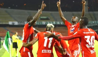 Jugadores americanos celebrando la clasificación en el 'Atanasio Girardot'.