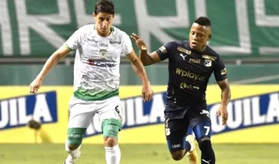 Pablo Lima, de La Equidad, disputando el balón con el atacante caleño Jhon Vásquez.