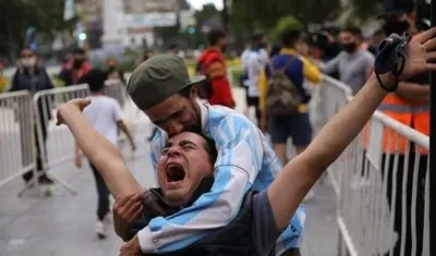 Hinchas argentinos despidiendo a Maradona. 
