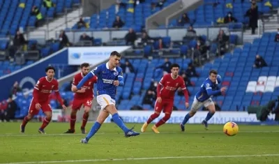 Pascal Gross anota el empate del Brighton.