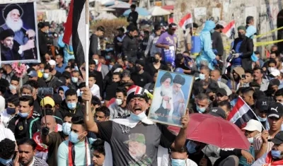 Miles de iraquíes se concentraron en la plaza durante el rezo musulmán del viernes.