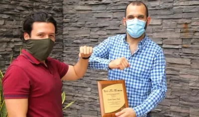 Oliver Pérez, fundador de Dead Monkey, y el Secretario TIC del Atlántico, Camilo Cepeda.