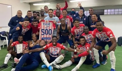 Celebración 'tiburona' de la clasificación y del partido 500 del capitán Sebastián Viera.