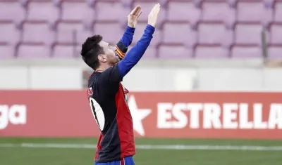 Lionel Messi rinde homenaje a Diego Maradona. 