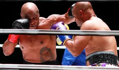 Mike Tyson y Roy Jones Jr., durante la pelea.