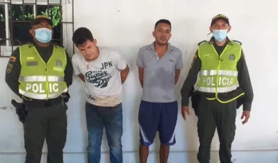 Jorge Eliécer Gaitán Páez y Jonathan Manuel Moreno Barraza tras ser capturados. 