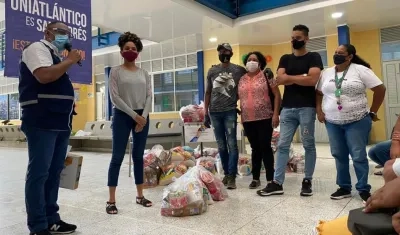 Estudiantes de UniAtlántico en San Andrés recibiendo ayuda.