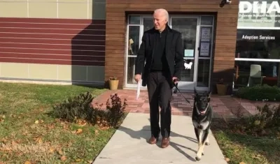 Joe Biden y uno de sus perros.