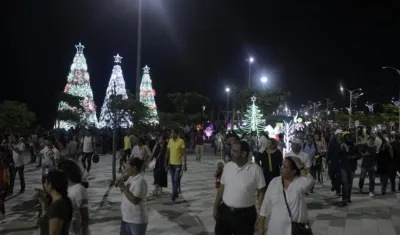 Con bioseguridad se podrá recorrer el alumbrado navideño. En la foto, el del 2019 en el Malecón del Río.