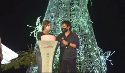 El Alcalde Jaime Pumarejo y la primera gestora Silvana Puello presidiendo el encendido del alumbrado navideño.