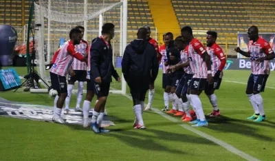 Jugadores de Junior celebran el gol ante Deportes Tolima. 