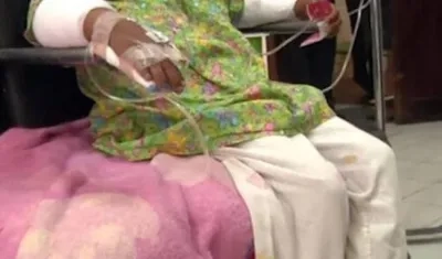 La niña de 6 años en el hospital donde es atendida.