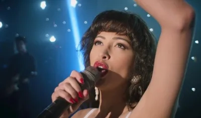 La actriz Christian Serratos en el papel de Selena Quintanilla.