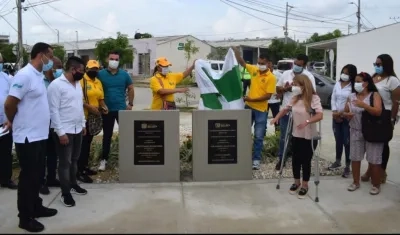 La Gobernadora Elsa Noguera y el Alcalde José Fernando Vargas descubriendo la placa.