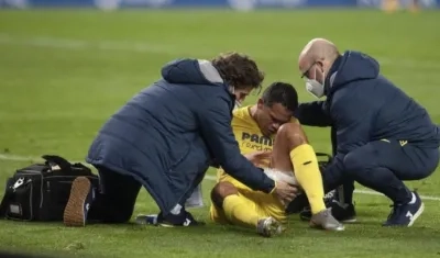 Carlos Bacca es atendido por los médicos del Villarreal. 