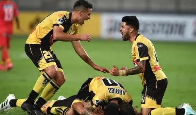 Jugadores de Coquimbo celebrando en cancha peruana.