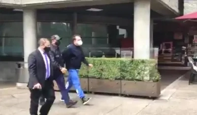 Eduardo Pulgar, de sudadera azul, camina con dos integrantes del CTI.