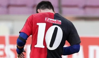 Messi luce la camiseta de Newell's que utilizó Maradona. 