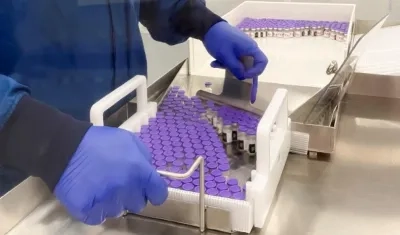 Imagen facilitada por la farmacéutica Pfizer que muestra viales de la vacuna para la covid-19 en un laboratorio. 