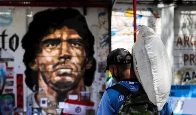 Mural con el rostro de Diego Maradona. 