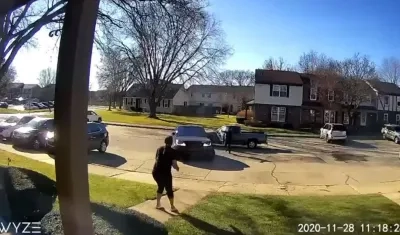 Una mujer, cercana a la víctima, se da cuenta del ataque.