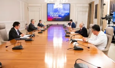 El Presidente y varios de sus Ministros durante su intervención esta noche.