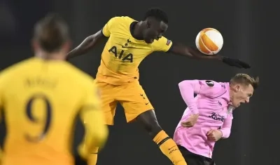 El colombiano Davinson Sánchez rechaza el balón. 