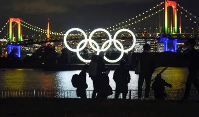 Decoración alusiva a los Juegos Olímpicos en el lago de Odaiba, en Tokio.