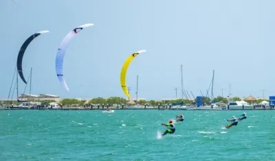 Competencias de kite en las playas del Atlántico. 