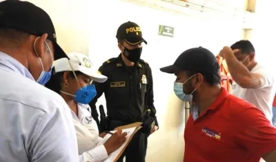 Las autoridades verificando el cumplimiento de protocolos de bioseguridad.