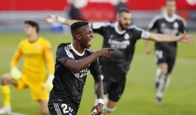Vinicius celebra el gol, que terminó siendo en contra. 