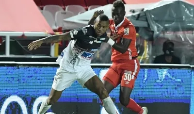 Freddy Hinestroza disputando el balón con Santiago Moreno.