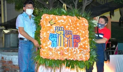 Ofrenda floral en homenaje a las víctimas.