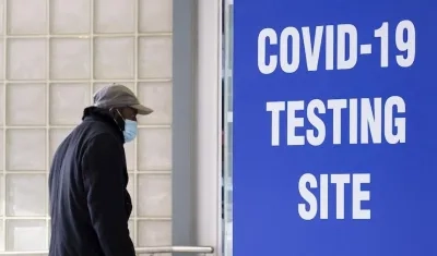 Un hombre entra a un laboratorio para practicarse un prueba que detecte el Covid-19.