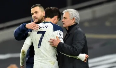 Son se abraza con José Mourinho. 