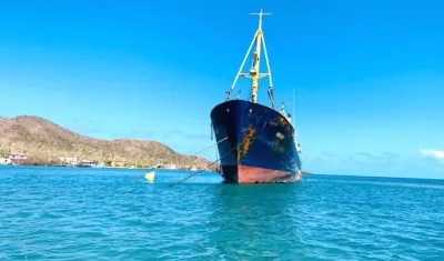 La embarcación fue fondeada para ser sometida a revisión.