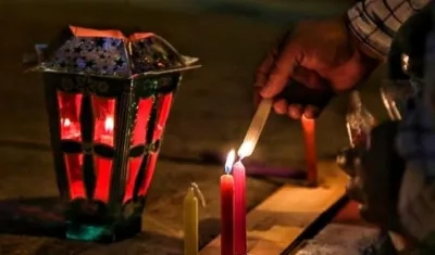 El tradicional encendido de velitas.