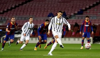 Cristiano Ronaldo, delantero portugués, anota de tiro penal. 