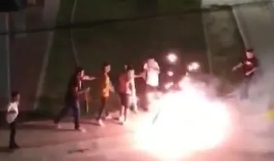 Niños jugando con pólvora