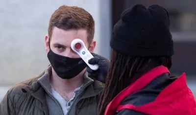 Siguen el control de temperaturas en algunos lugares, en un país donde el contagio va en alza.