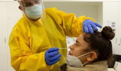 Mujer se hace prueba de Covid-19.