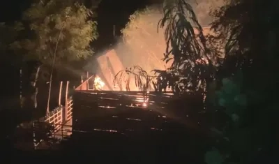 La vivienda de uno de los presuntos homicidas fue incendiada por la comunidad. 