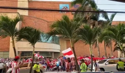 Una multitud se concentró frente al hotel de concentración