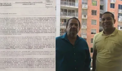 Lean Fernando Newball Thime con su abogado Fernando Bernier y la orden de libertad por parte de la Fiscalía. 