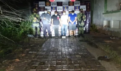 Los tres capturados y la droga incautada.