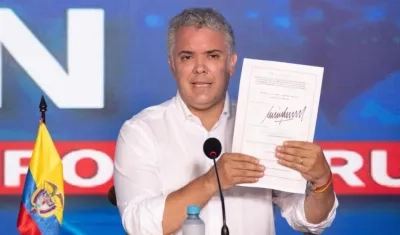 Presidente Iván Duque, sancionando la ley de vacunas.