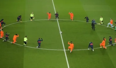 Danny Makkelie arrodillado con el resto de jugadores. 