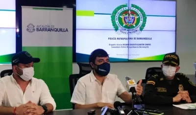 Nelson Patrón, jefe de la Oficina para la Seguridad y Convivencia Ciudadana; Jaime Pumarejo, alcalde de Barranquilla; y el general Ricardo Alarcón, comandante de la Mebar. 